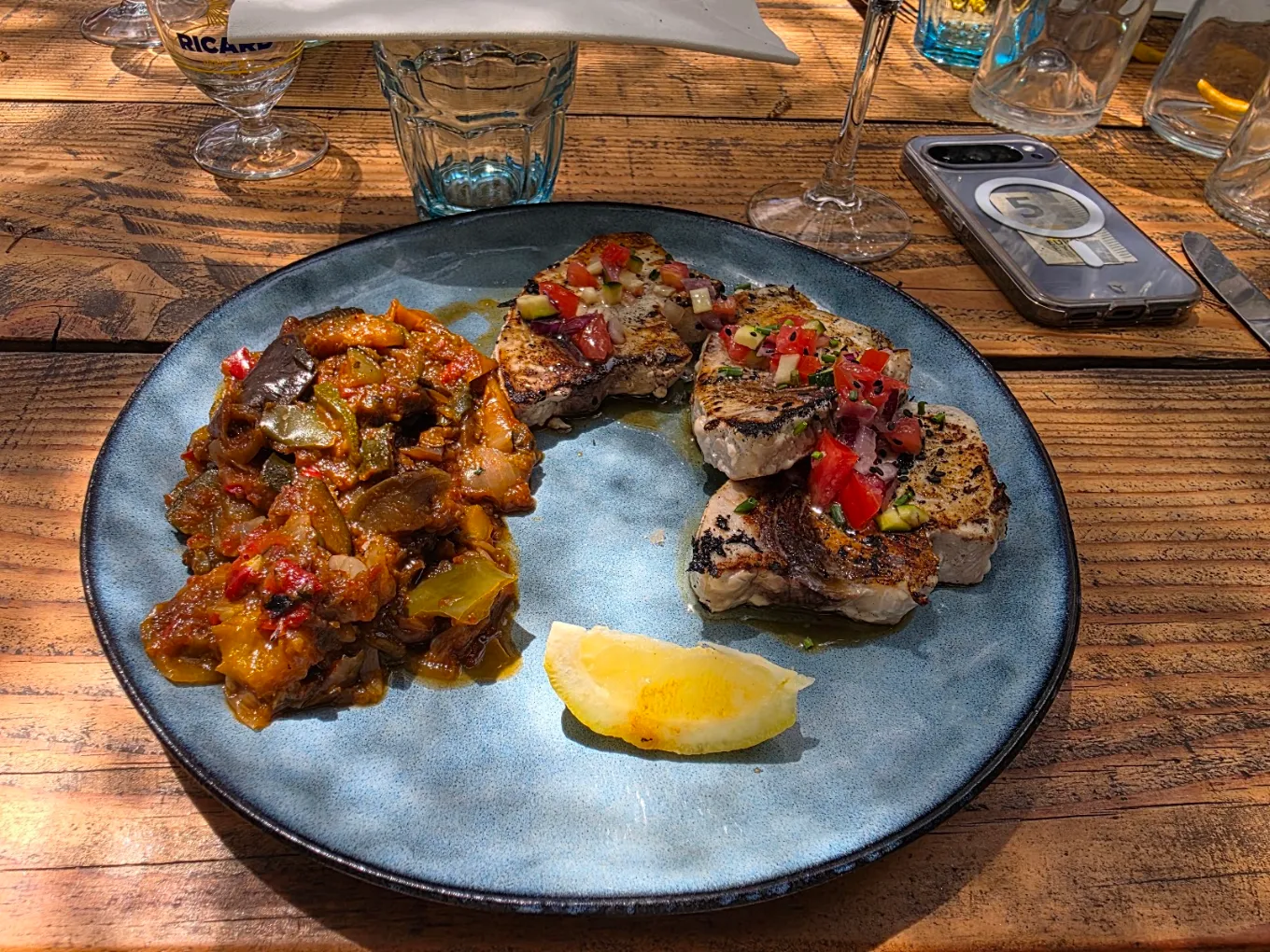 Tranche d'espadon grillée sauce vierge